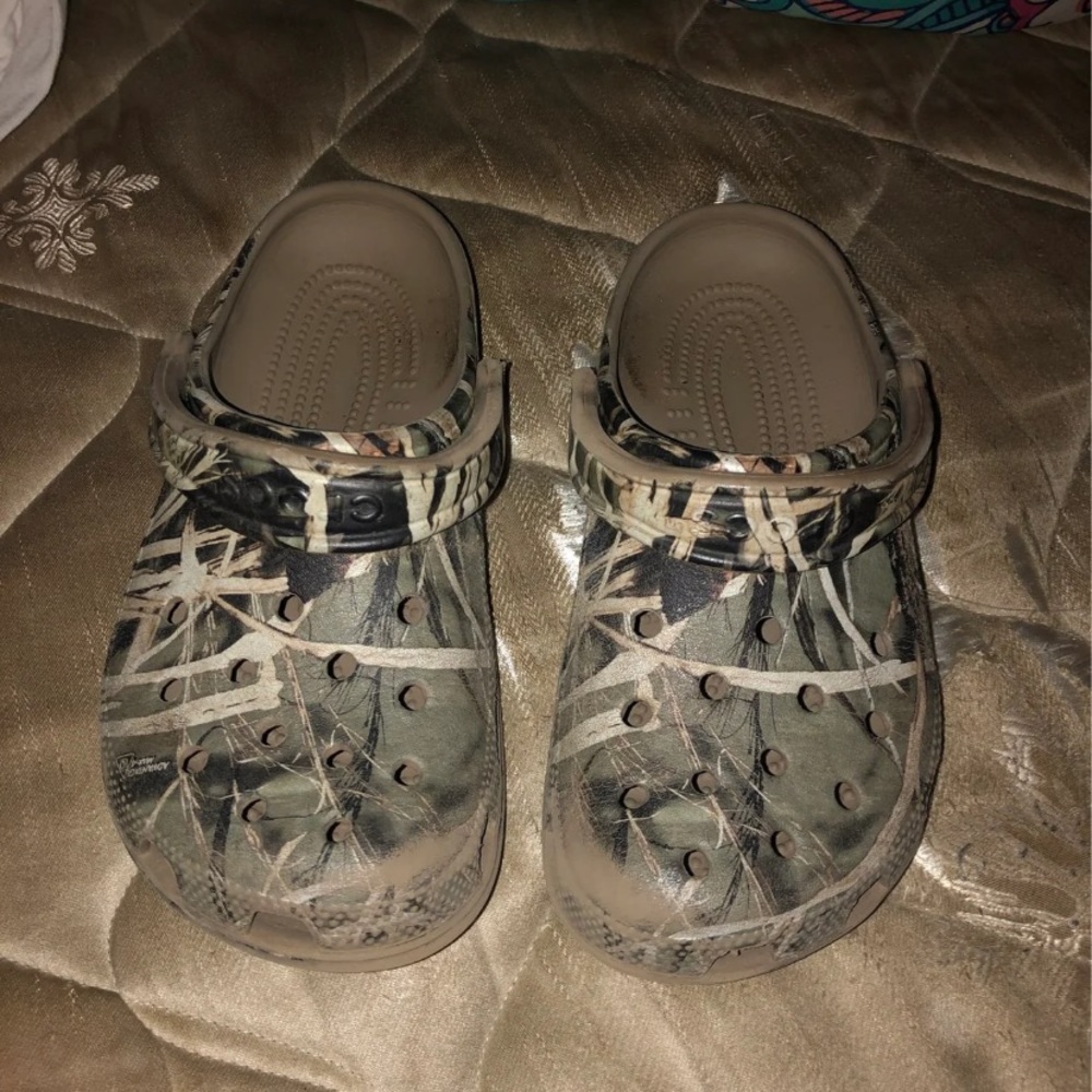 camo crocs